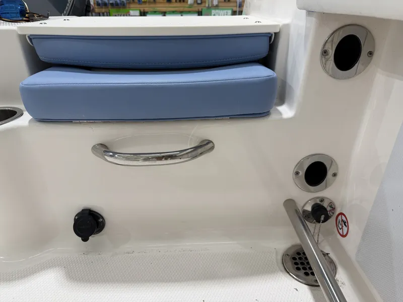 Slide: The Image of Robalo R200 Center Console 2022 - 15