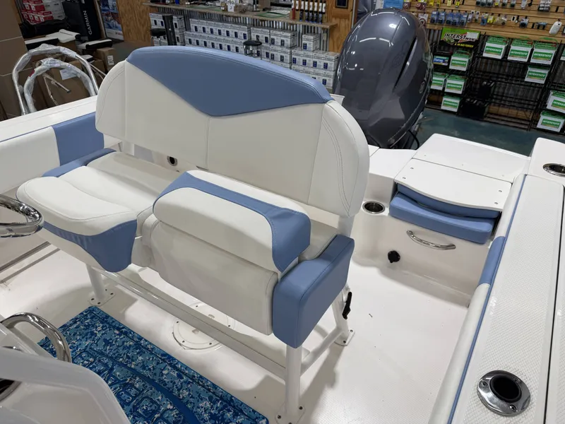 Slide: The Image of Robalo R200 Center Console 2022 - 16