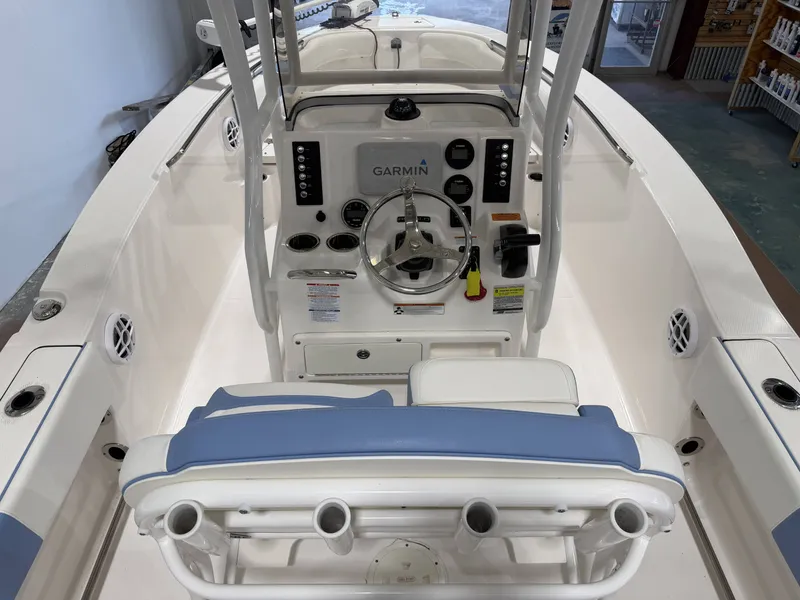 Slide: The Image of Robalo R200 Center Console 2022 - 18