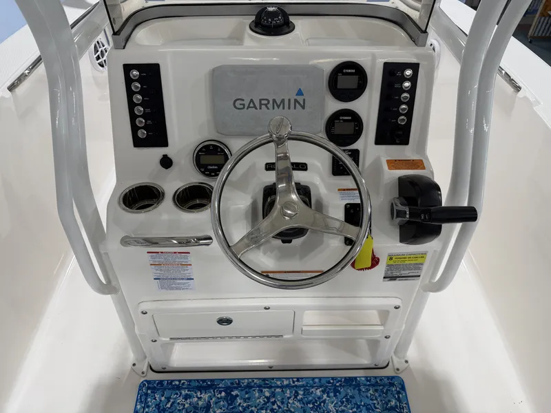 Slide: The Image of Robalo R200 Center Console 2022 - 19