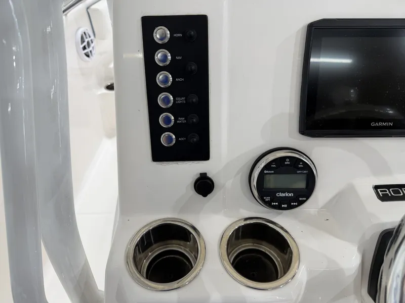Slide: The Image of Robalo R200 Center Console 2022 - 22