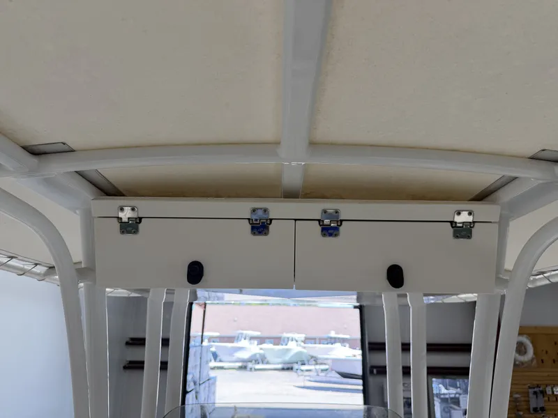 Slide: The Image of Robalo R200 Center Console 2022 - 25