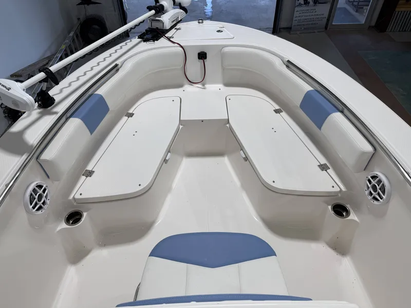 Slide: The Image of Robalo R200 Center Console 2022 - 26