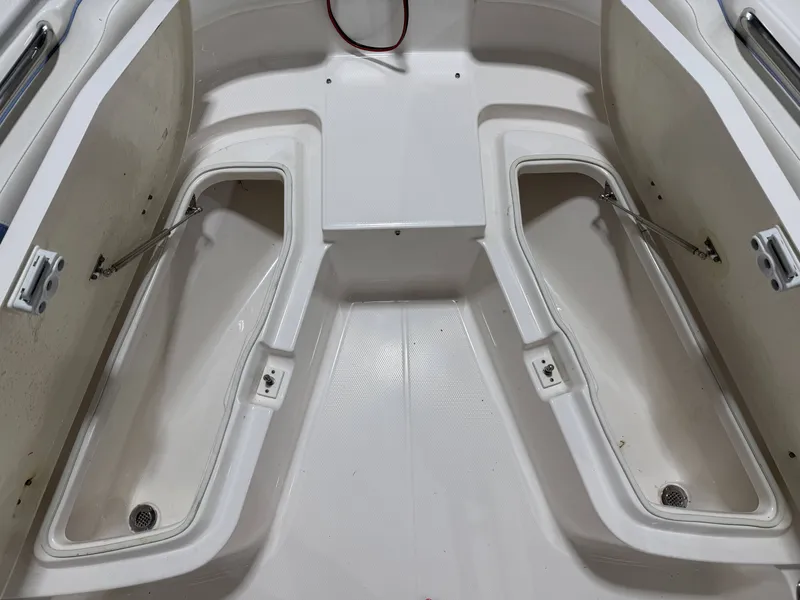 Slide: The Image of Robalo R200 Center Console 2022 - 27