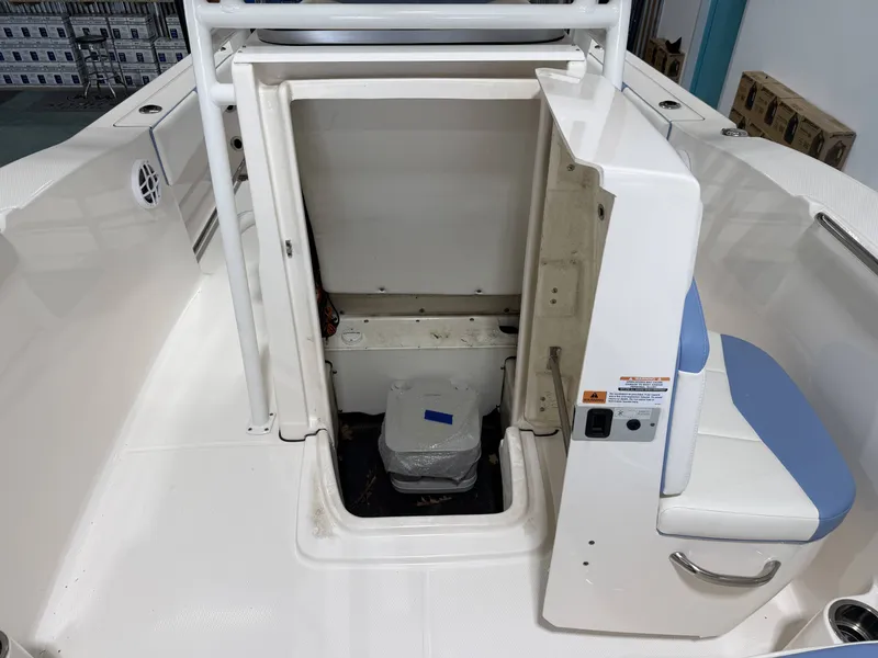 Slide: The Image of Robalo R200 Center Console 2022 - 28