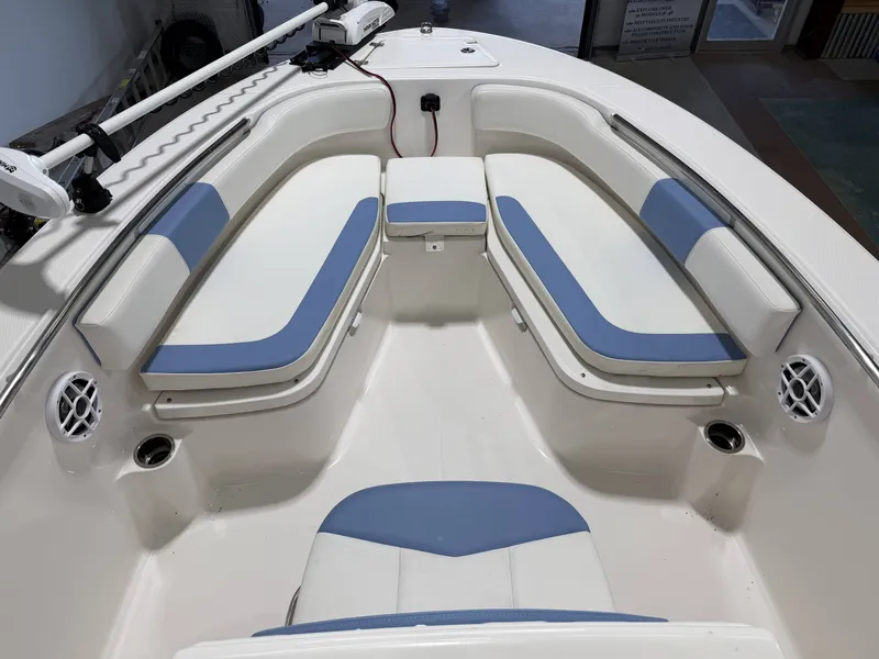 Slide: The Image of Robalo R200 Center Console 2022 - 29