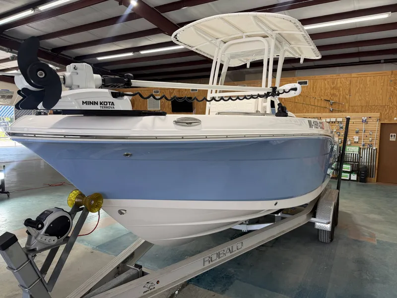 Slide: The Image of Robalo R200 Center Console 2022 - 3