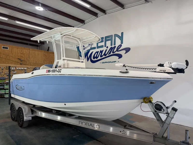 Slide: The Image of Robalo R200 Center Console 2022 - 30