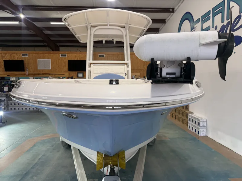 Slide: The Image of Robalo R200 Center Console 2022 - 31