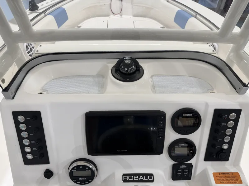 Slide: The Image of Robalo R200 Center Console 2022 - 32