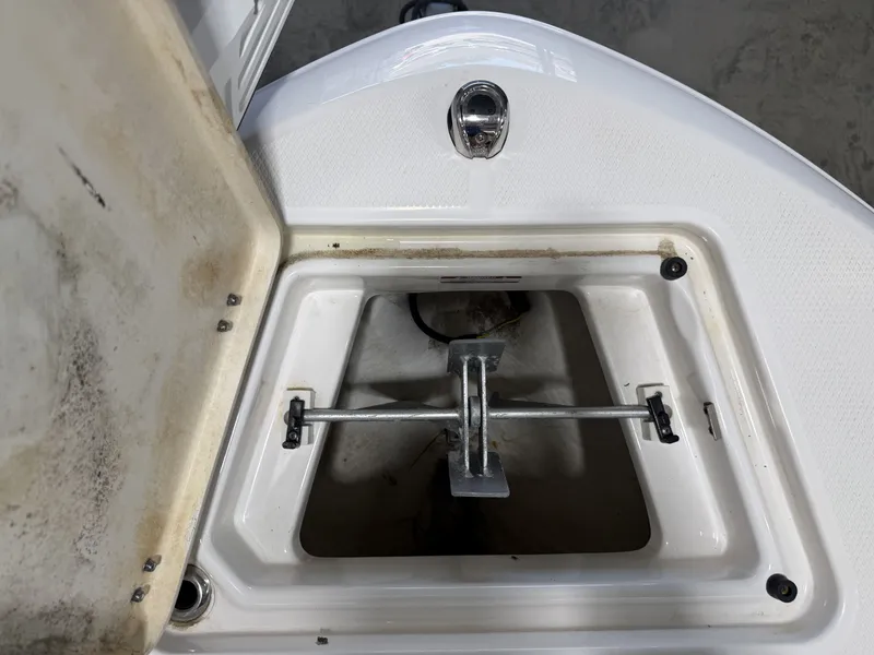 Slide: The Image of Robalo R200 Center Console 2022 - 33