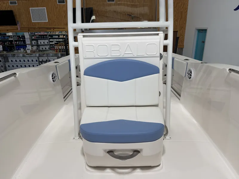 Slide: The Image of Robalo R200 Center Console 2022 - 34
