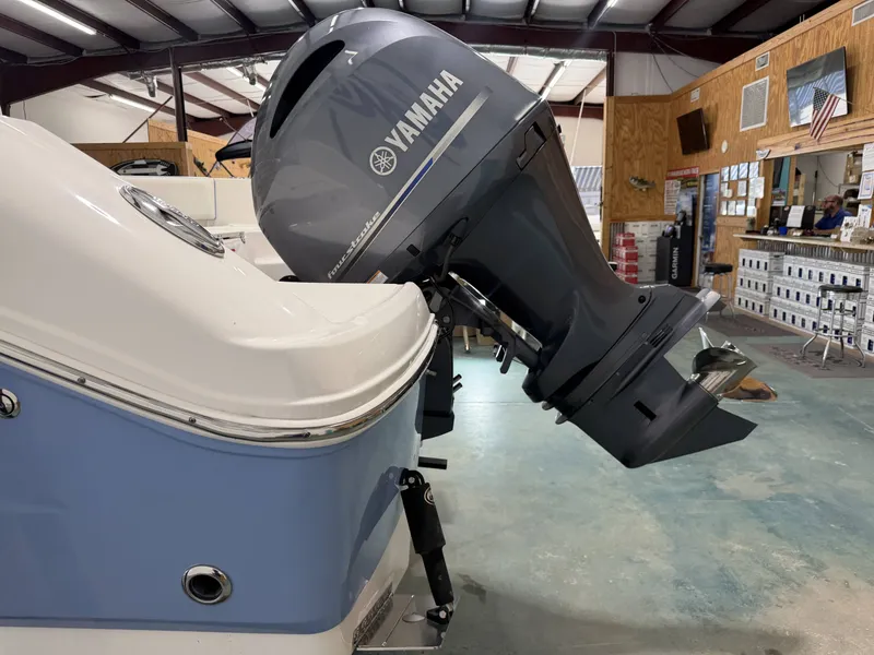 Slide: The Image of Robalo R200 Center Console 2022 - 5