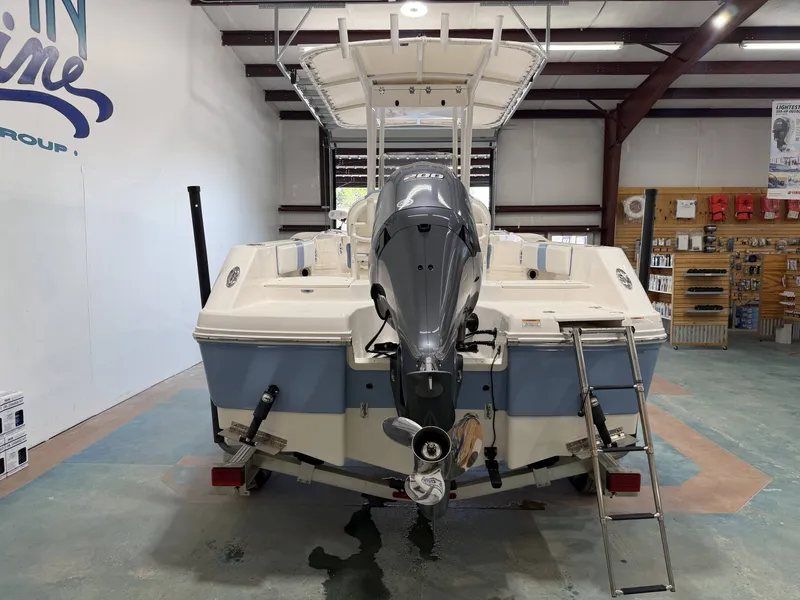 Slide: The Image of Robalo R200 Center Console 2022 - 6