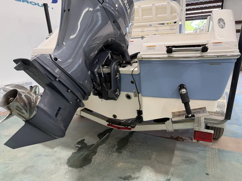 Slide: The Image of Robalo R200 Center Console 2022 - 7