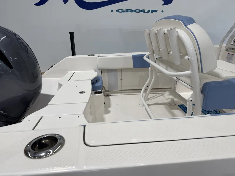 Slide: The Image of Robalo R200 Center Console 2022 - 8