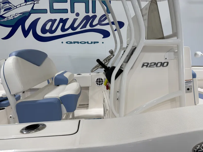 Slide: The Image of Robalo R200 Center Console 2022 - 9