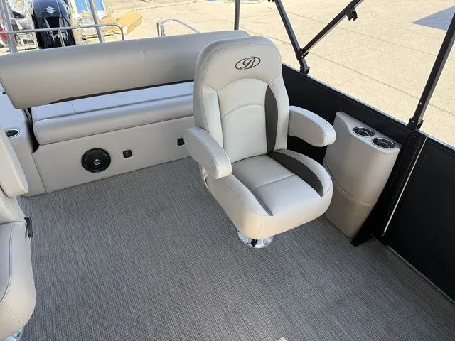 Slide: The Image of Bentley Pontoons Legacy 223 Swingback 2026 - 12