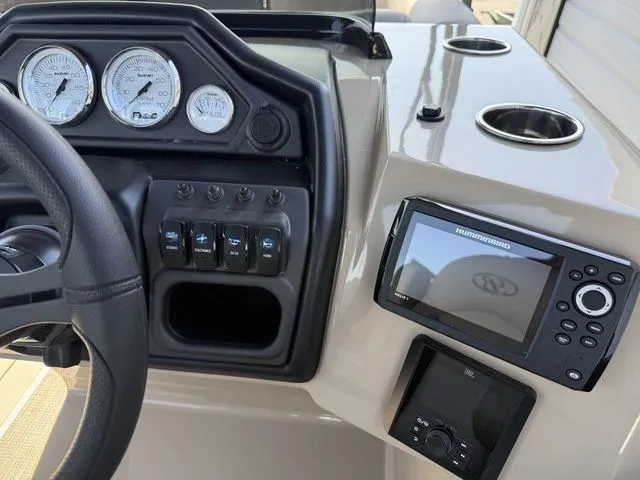 Slide: The Image of Bentley Pontoons Legacy 223 Swingback 2026 - 15