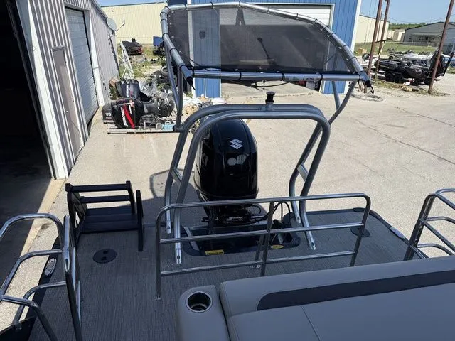 Slide: The Image of Bentley Pontoons Legacy 223 Swingback 2026 - 18
