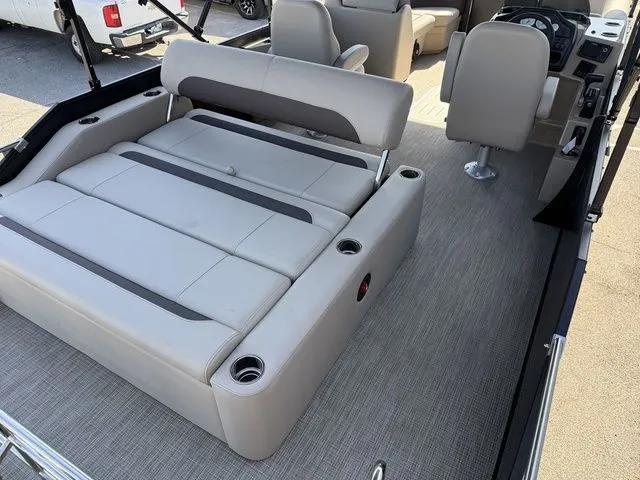 Slide: The Image of Bentley Pontoons Legacy 223 Swingback 2026 - 19
