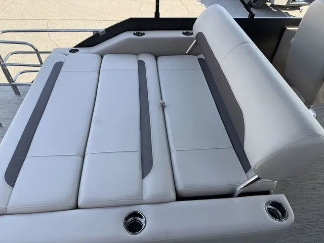 Slide: The Image of Bentley Pontoons Legacy 223 Swingback 2026 - 20