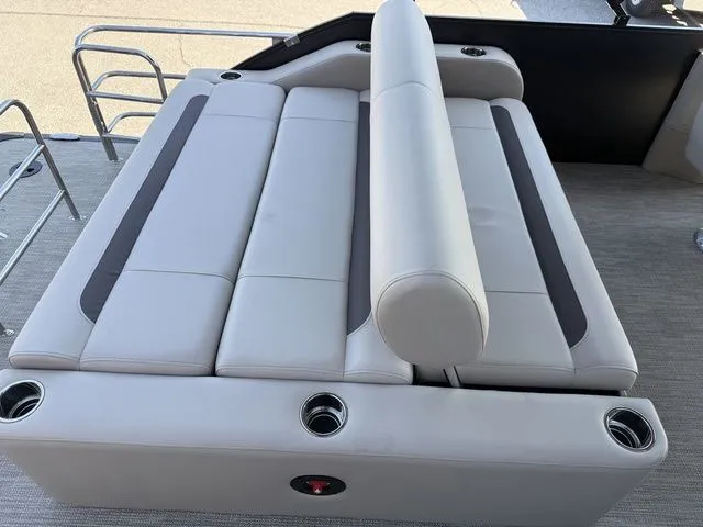 Slide: The Image of Bentley Pontoons Legacy 223 Swingback 2026 - 22