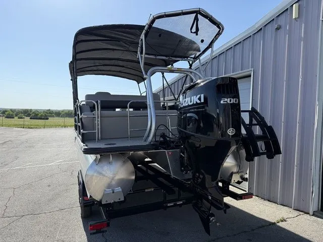 Slide: The Image of Bentley Pontoons Legacy 223 Swingback 2026 - 4