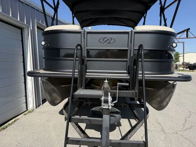 Slide: The Image of Bentley Pontoons Legacy 223 Swingback 2026 - 7