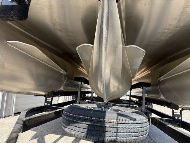 Slide: The Image of Bentley Pontoons Legacy 223 Swingback 2026 - 8