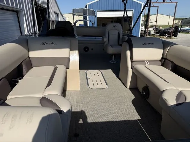 Slide: The Image of Bentley Pontoons Legacy 223 Swingback 2026 - 9
