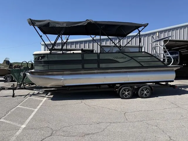 The Image of Bentley Pontoons Legacy 223 Swingback 2026 - 1