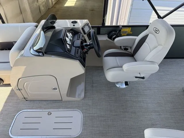 Slide: The Image of Bentley Pontoons Legacy 223 Swingback 2026 - 11