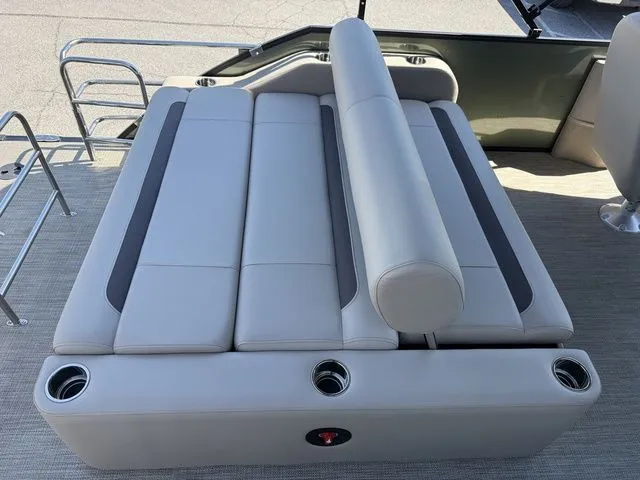 Slide: The Image of Bentley Pontoons Legacy 223 Swingback 2026 - 16