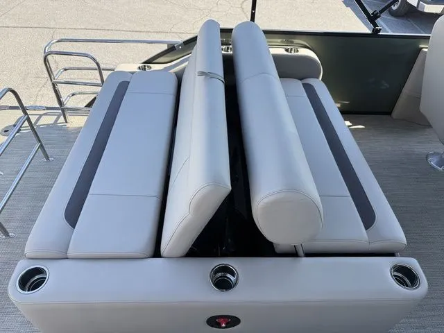 Slide: The Image of Bentley Pontoons Legacy 223 Swingback 2026 - 17