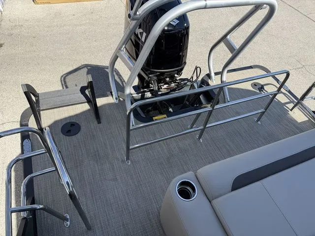 Slide: The Image of Bentley Pontoons Legacy 223 Swingback 2026 - 19