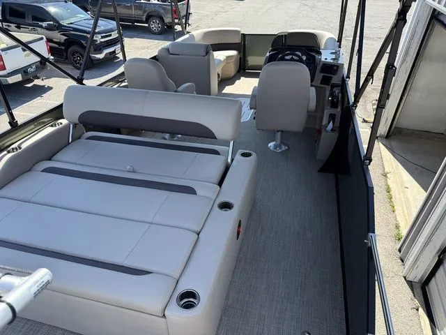 Slide: The Image of Bentley Pontoons Legacy 223 Swingback 2026 - 21