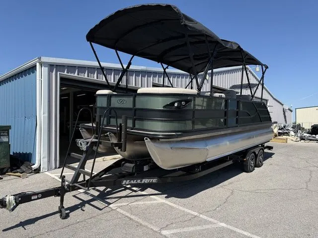 Slide: The Image of Bentley Pontoons Legacy 223 Swingback 2026 - 4