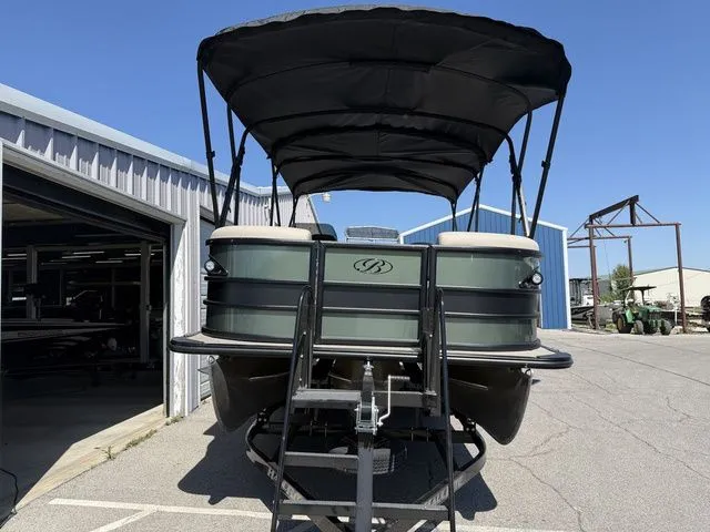 Slide: The Image of Bentley Pontoons Legacy 223 Swingback 2026 - 5