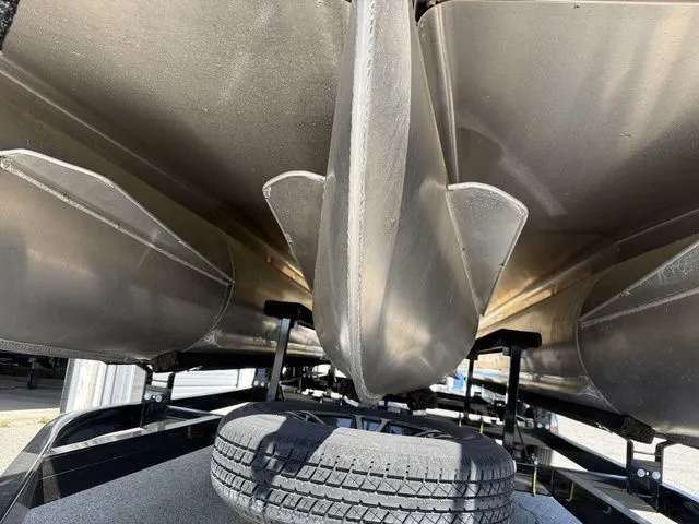 Slide: The Image of Bentley Pontoons Legacy 223 Swingback 2026 - 6