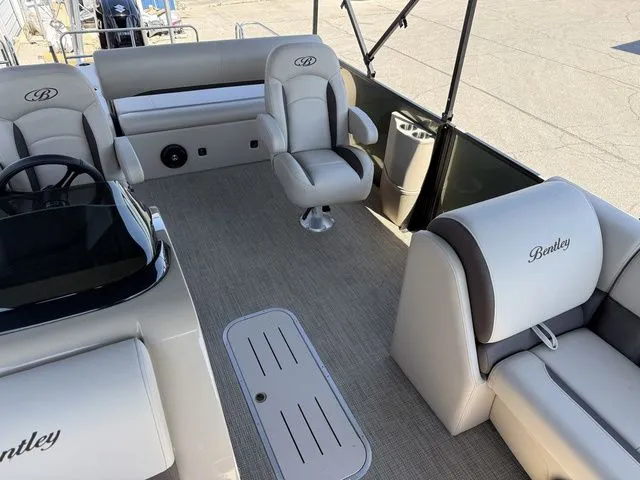 Slide: The Image of Bentley Pontoons Legacy 223 Swingback 2026 - 9