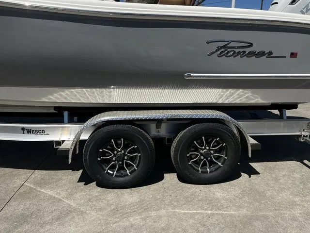 Slide: The Image of Pioneer 222 Sportfish 2026 - 12