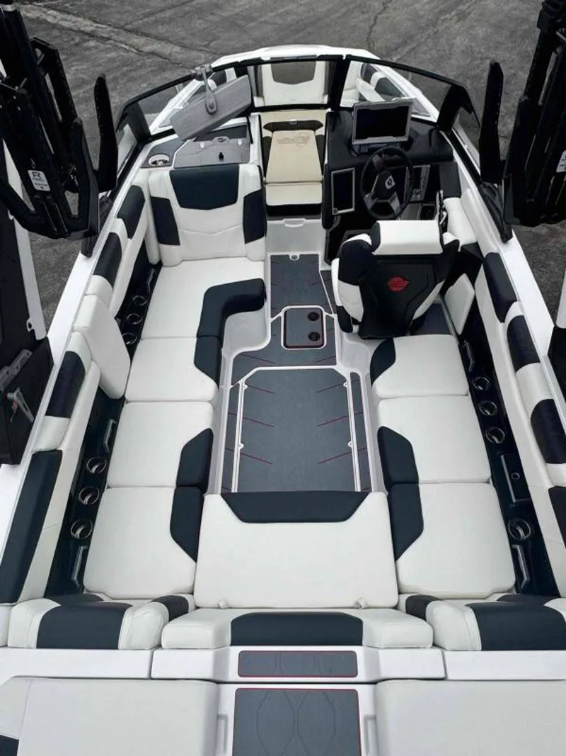 Slide: The Image of Malibu M220 2024 - 13