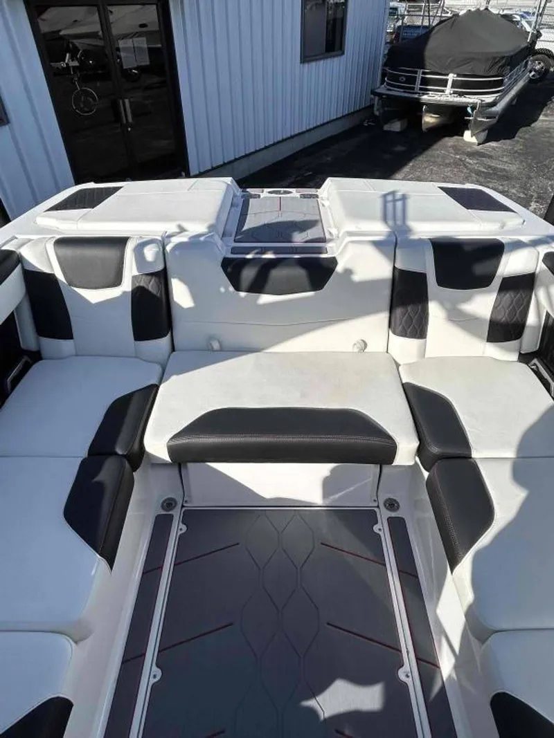 Slide: The Image of Malibu M220 2024 - 14