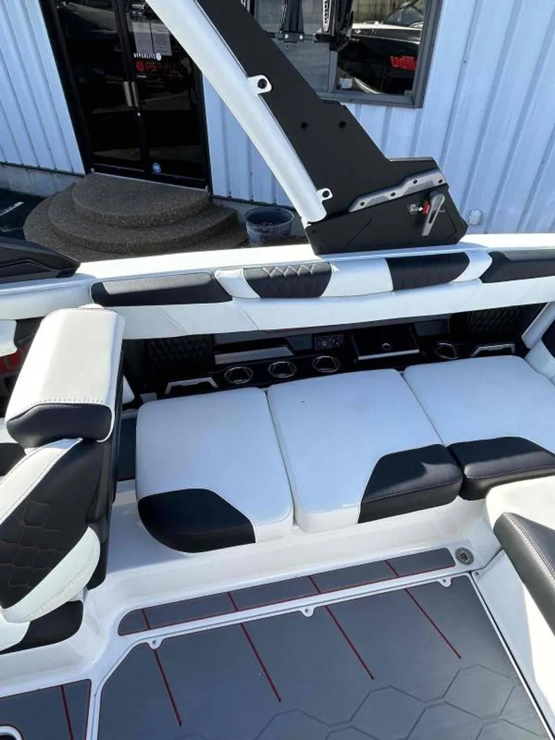 Slide: The Image of Malibu M220 2024 - 16