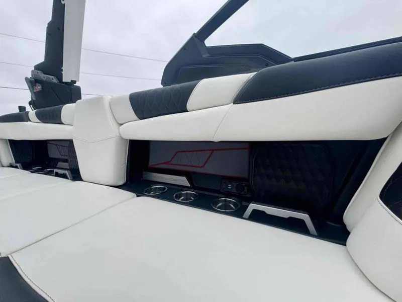 Slide: The Image of Malibu M220 2024 - 18