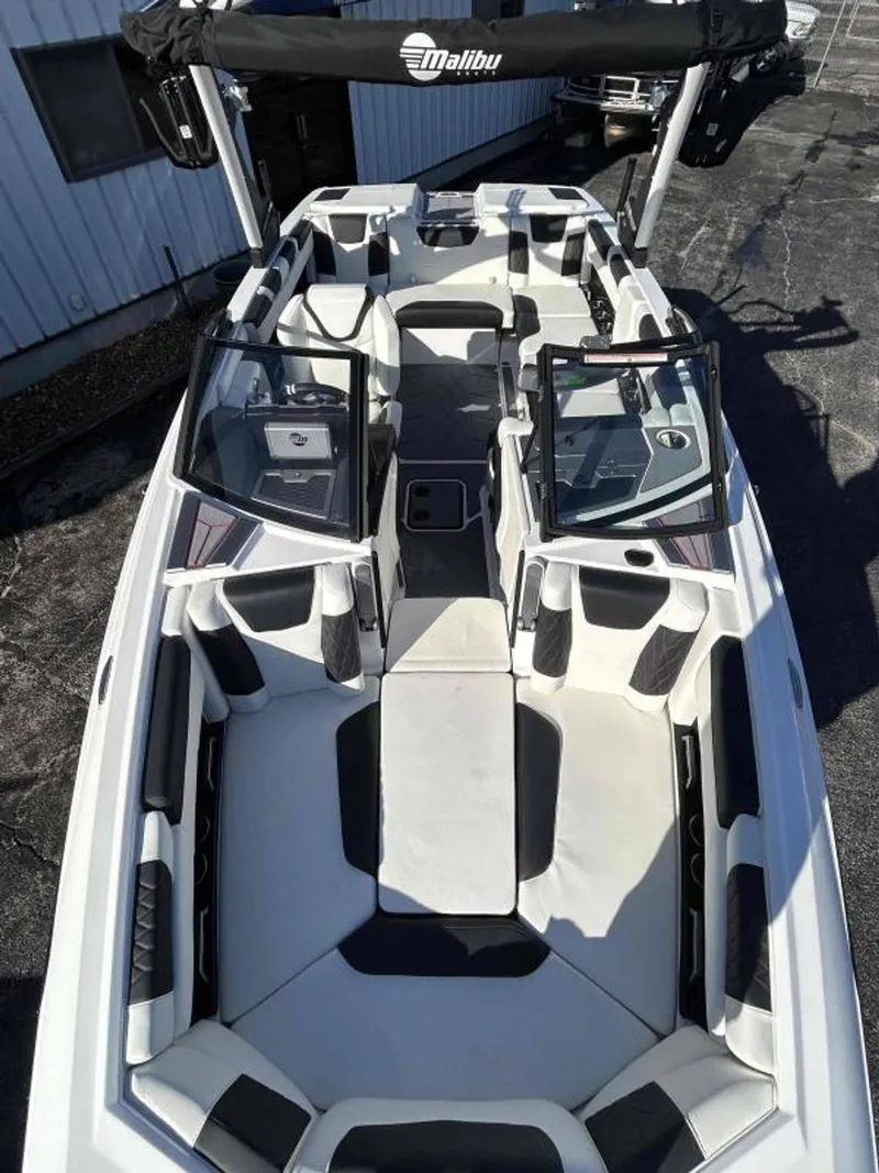 Slide: The Image of Malibu M220 2024 - 8