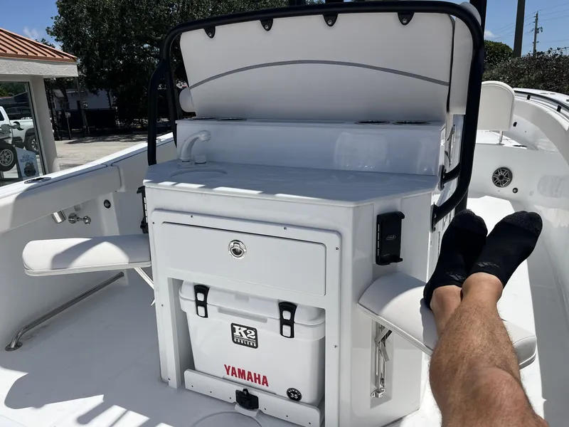 Slide: The Image of Sea Hunt Ultra 265 SE 2026 - 12