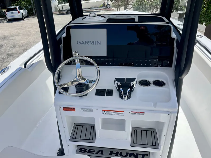 Slide: The Image of Sea Hunt Ultra 265 SE 2026 - 13
