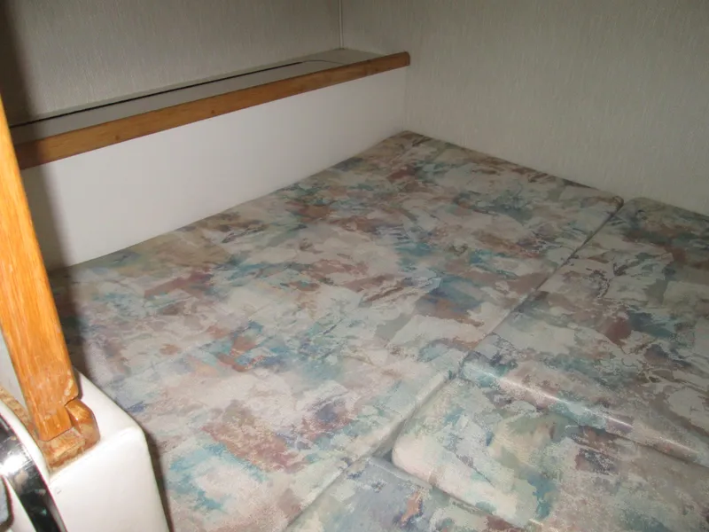 Slide: The Image of Interior of 1996 Sea Ray 290 Sundancer with patterned bedding. - 22